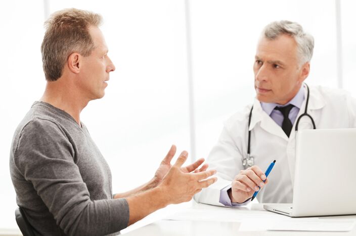 Mann mat chronescher Prostatitis am Dokter Büro