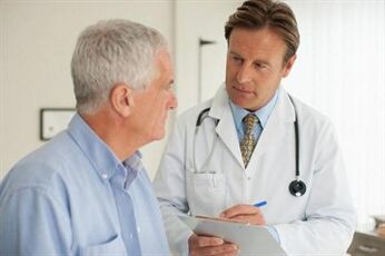 Patient mat Prostatitis bei enger Konsultatioun mat engem Urolog
